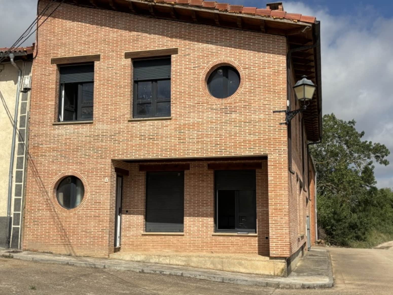 Chalet de 4 habitaciones en Valle de Valdelucio en venta con garaje - 110.000 € (Ref: 9978431)