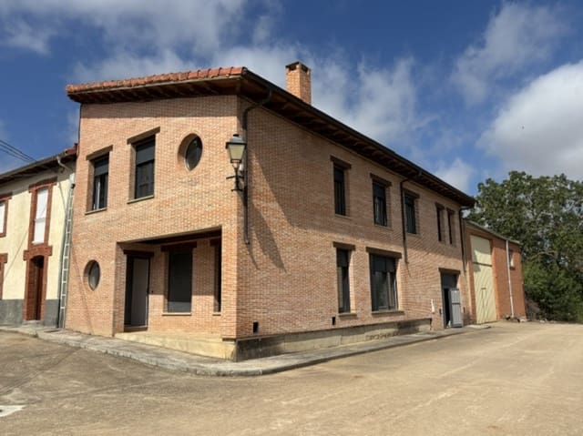 Chalet de 4 habitaciones en Valle de Valdelucio en venta con garaje - 110.000 € (Ref: 9978431)