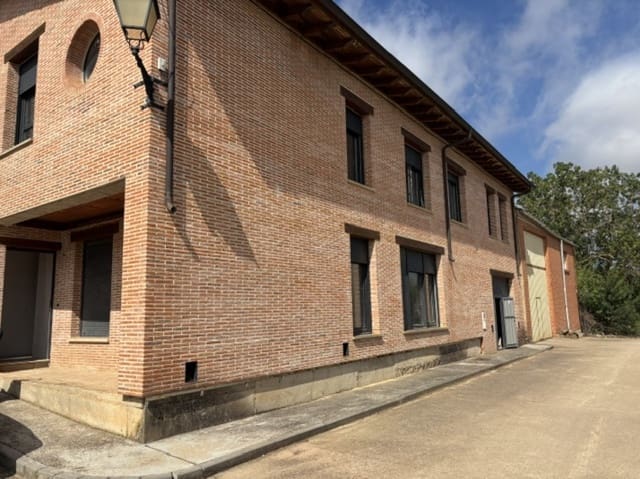 Chalet de 4 habitaciones en Valle de Valdelucio en venta con garaje - 110.000 € (Ref: 9978431)