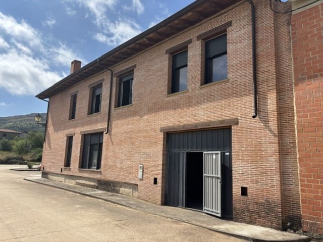 Chalet de 4 habitaciones en Valle de Valdelucio en venta con garaje - 110.000 € (Ref: 9978431)