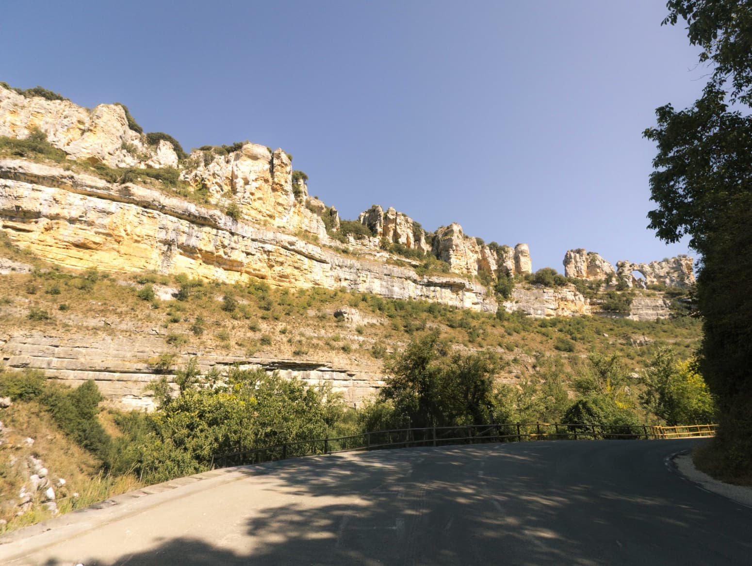 Negocio de 2 habitaciones en Valle de Sedano en venta - 600.000 € (Ref: 9979534)