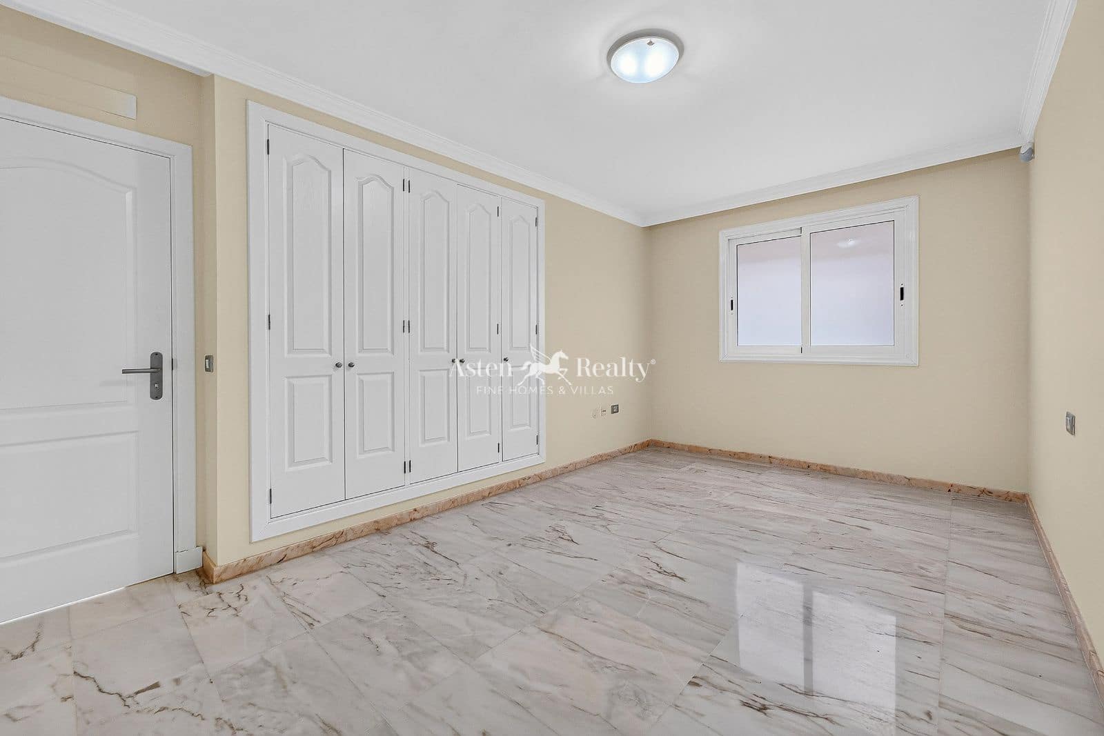 Piso de 2 habitaciones en Los Gigantes en venta con piscina garaje - 460.000 € (Ref: 10001340)