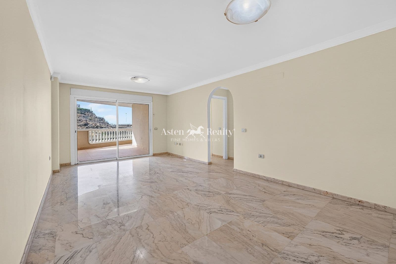 Piso de 2 habitaciones en Los Gigantes en venta con piscina garaje - 460.000 € (Ref: 10001340)