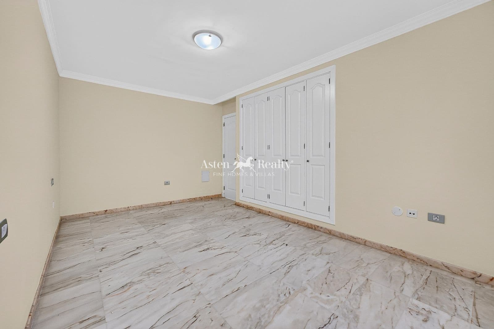 Piso de 2 habitaciones en Los Gigantes en venta con piscina garaje - 460.000 € (Ref: 10001340)