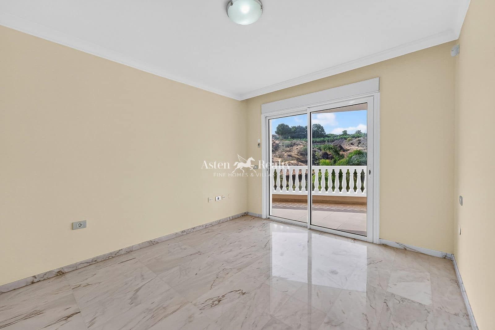 Piso de 2 habitaciones en Los Gigantes en venta con piscina garaje - 440.000 € (Ref: 10001341)