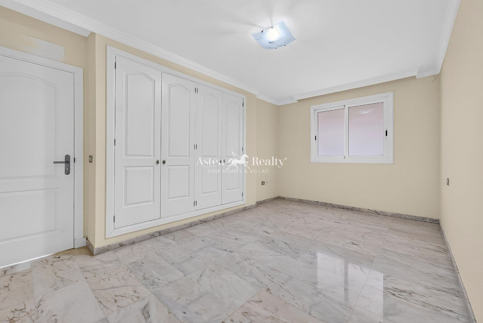 Piso de 2 habitaciones en Los Gigantes en venta con piscina garaje - 440.000 € (Ref: 10001341)