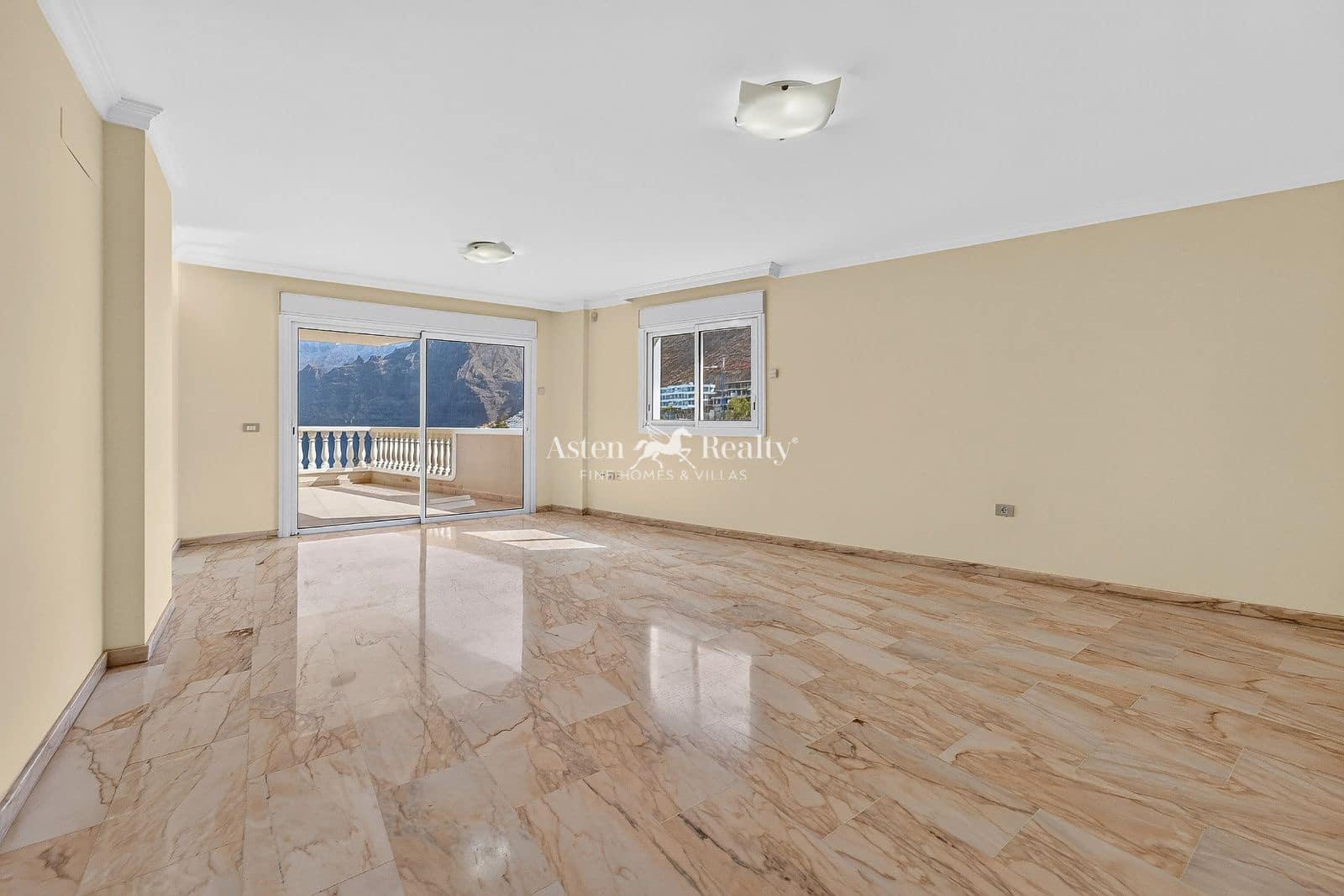 2 slaapkamer Flat te koop in Los Gigantes met zwembad garage - € 529.000 (Ref: 10004729)