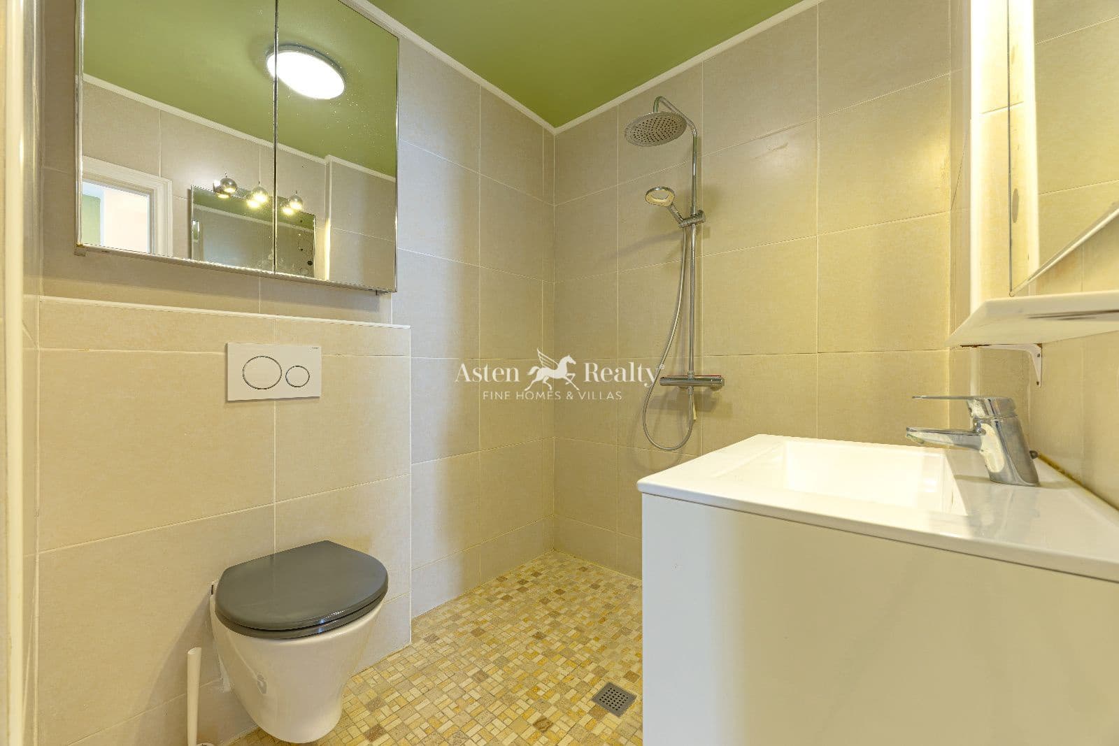 1 bedroom Flat for sale in Los Cristianos with pool - € 395,000 (Ref: 10009664)