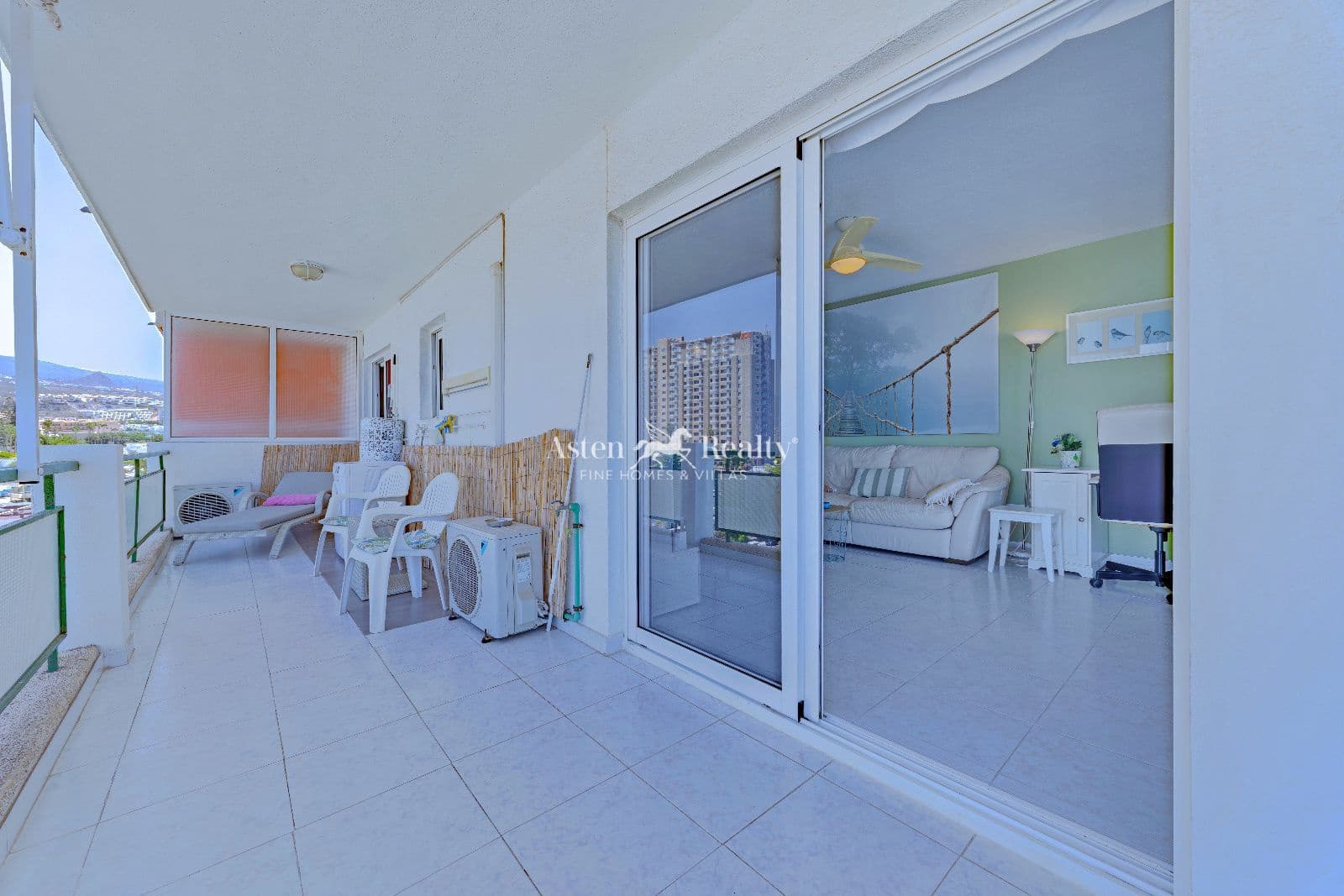 1 bedroom Flat for sale in Los Cristianos with pool - € 395,000 (Ref: 10009664)