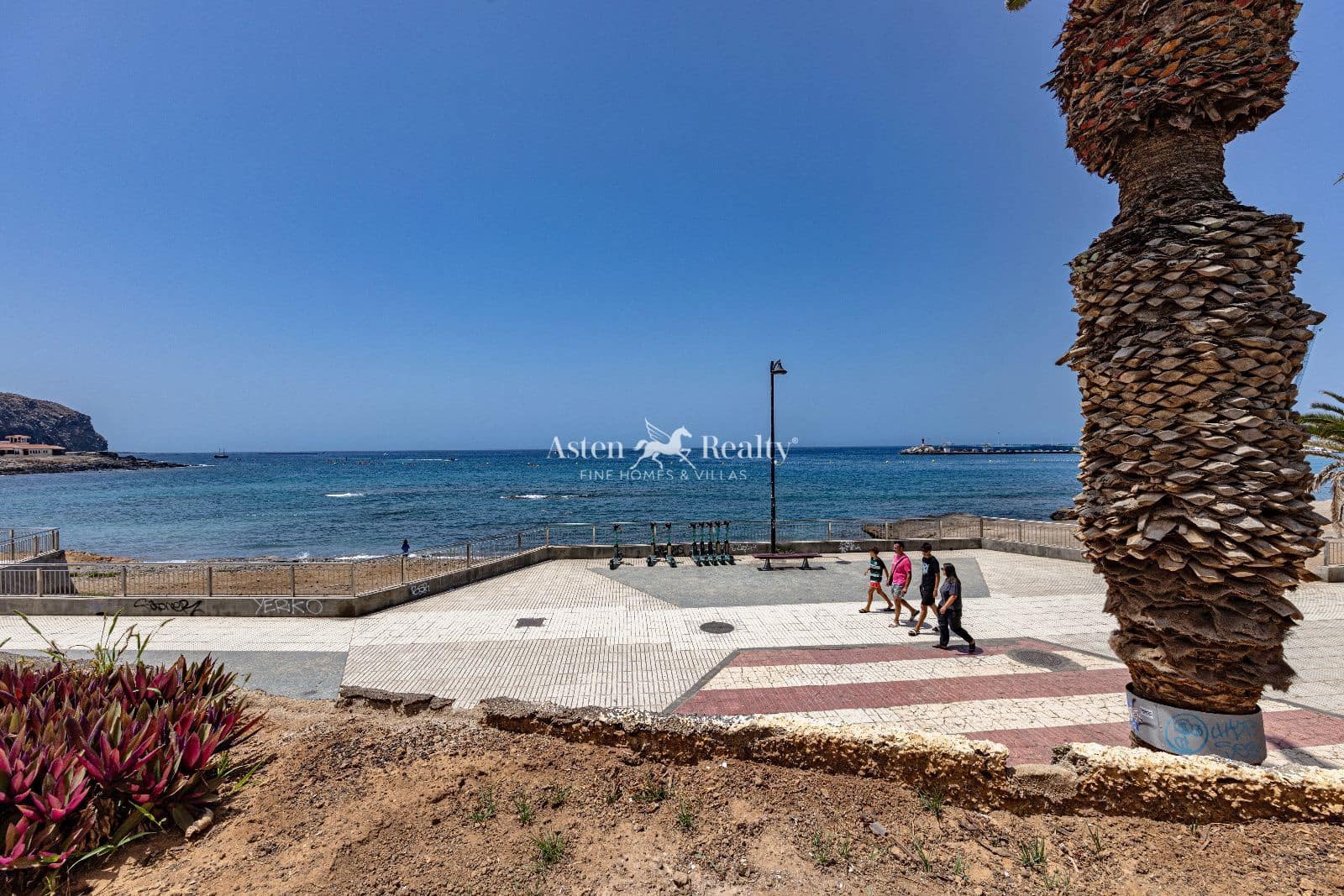 1 bedroom Flat for sale in Los Cristianos with pool - € 395,000 (Ref: 10009664)
