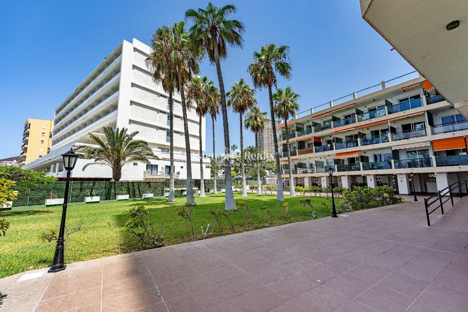 1 bedroom Flat for sale in Los Cristianos with pool - € 395,000 (Ref: 10009664)
