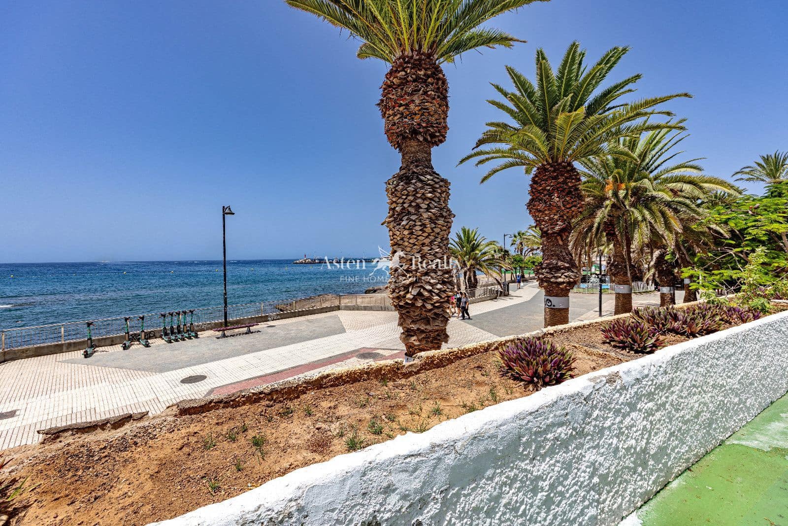 1 bedroom Flat for sale in Los Cristianos with pool - € 395,000 (Ref: 10009664)