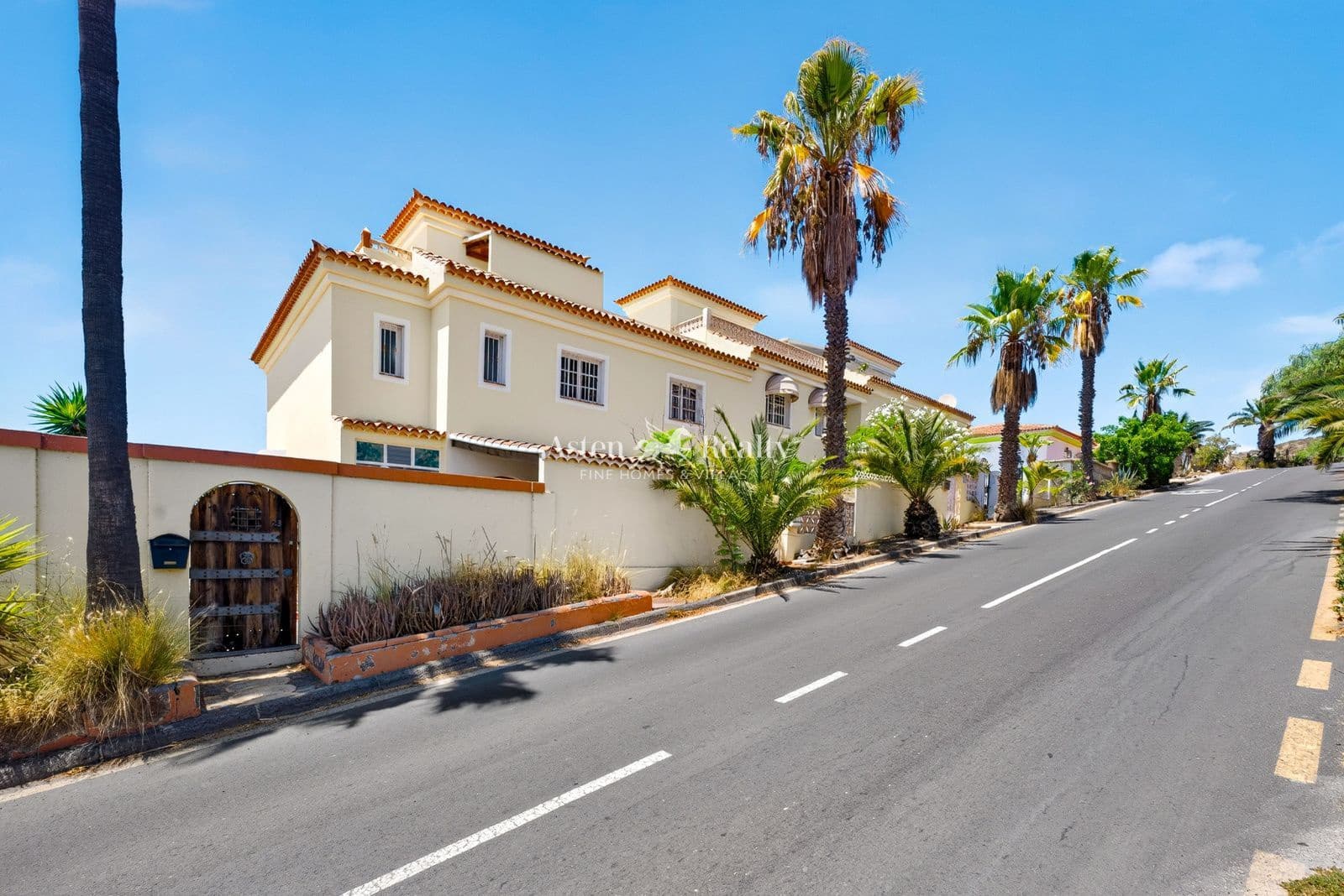 3 bedroom Villa for sale in Chayofa with pool garage - € 589,500 (Ref: 10014136)
