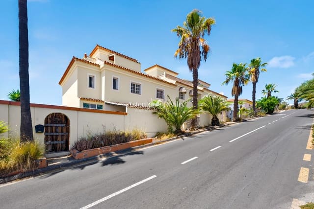 3 bedroom Villa for sale in Chayofa, Arona with pool garage - € 589,500 (Ref: 10014136)