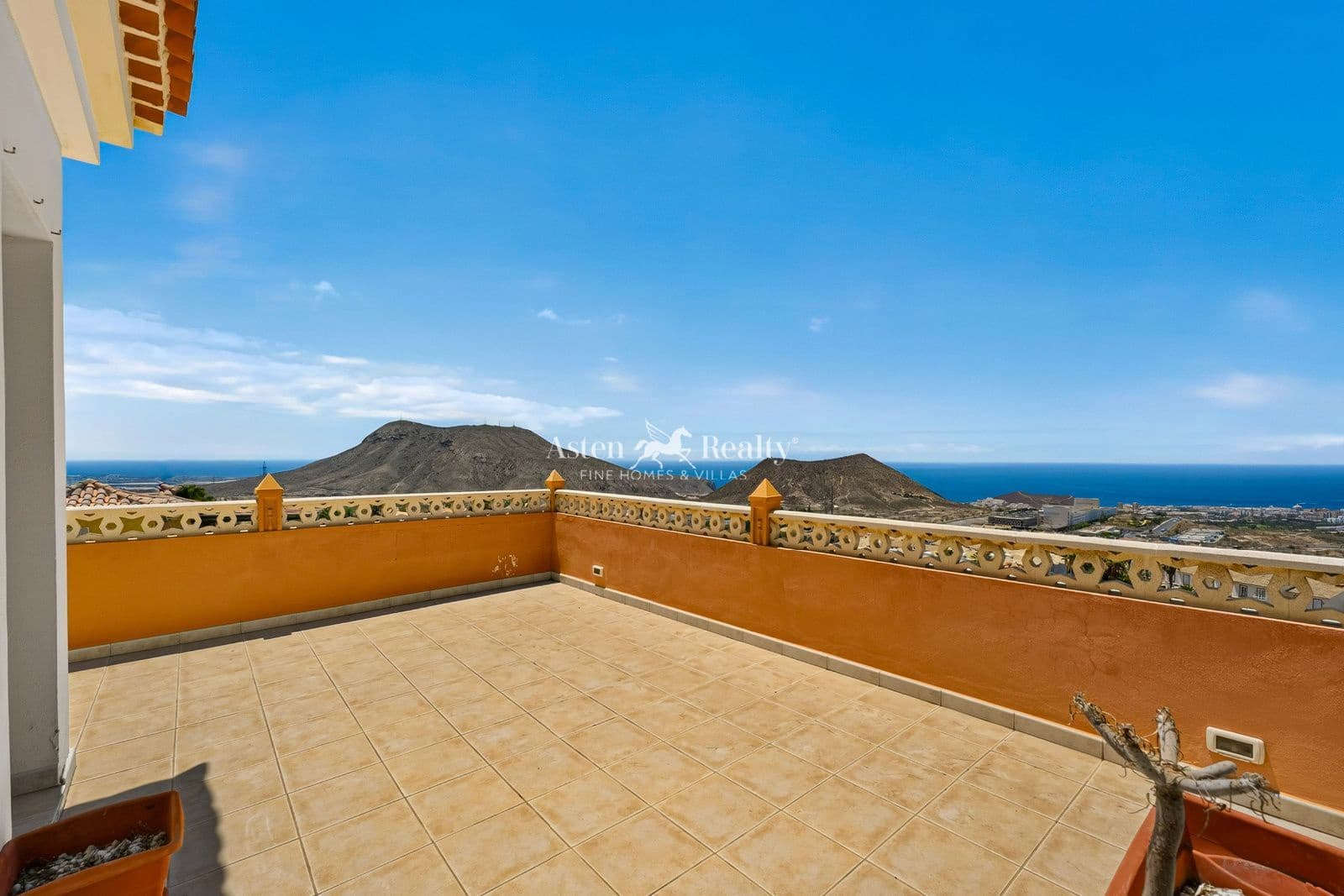 3 bedroom Villa for sale in Chayofa with pool garage - € 589,500 (Ref: 10014136)