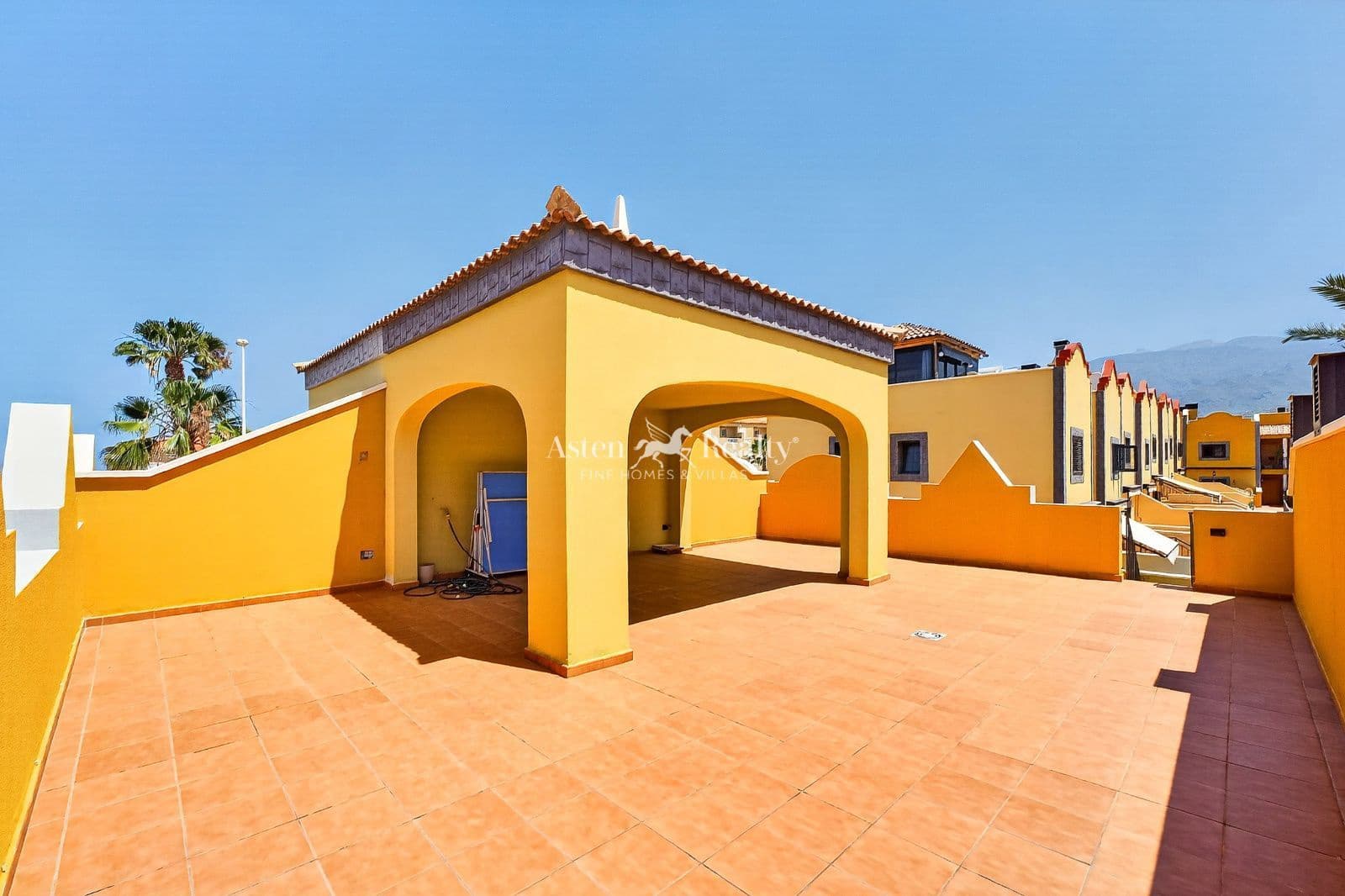Casa de 4 habitaciones en Playa del Duque en venta con piscina garaje - 980.000 € (Ref: 10014789)