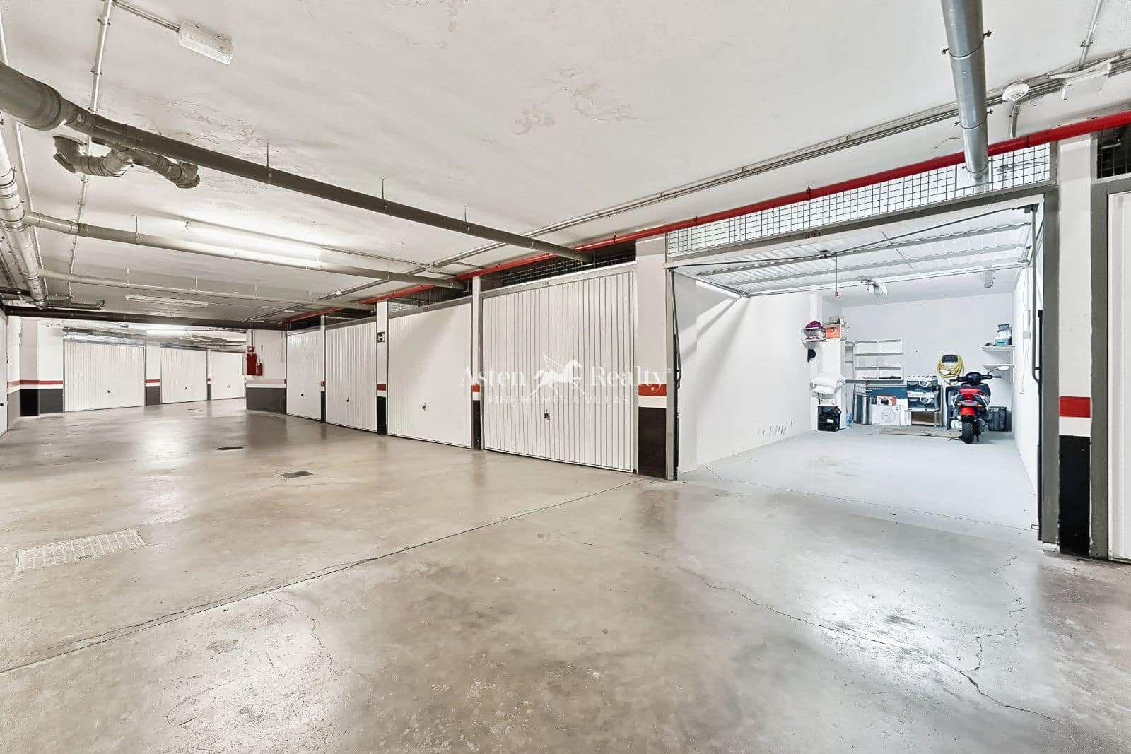 Business for sale in Torviscas with garage - € 2,200,000 (Ref: 10034533)