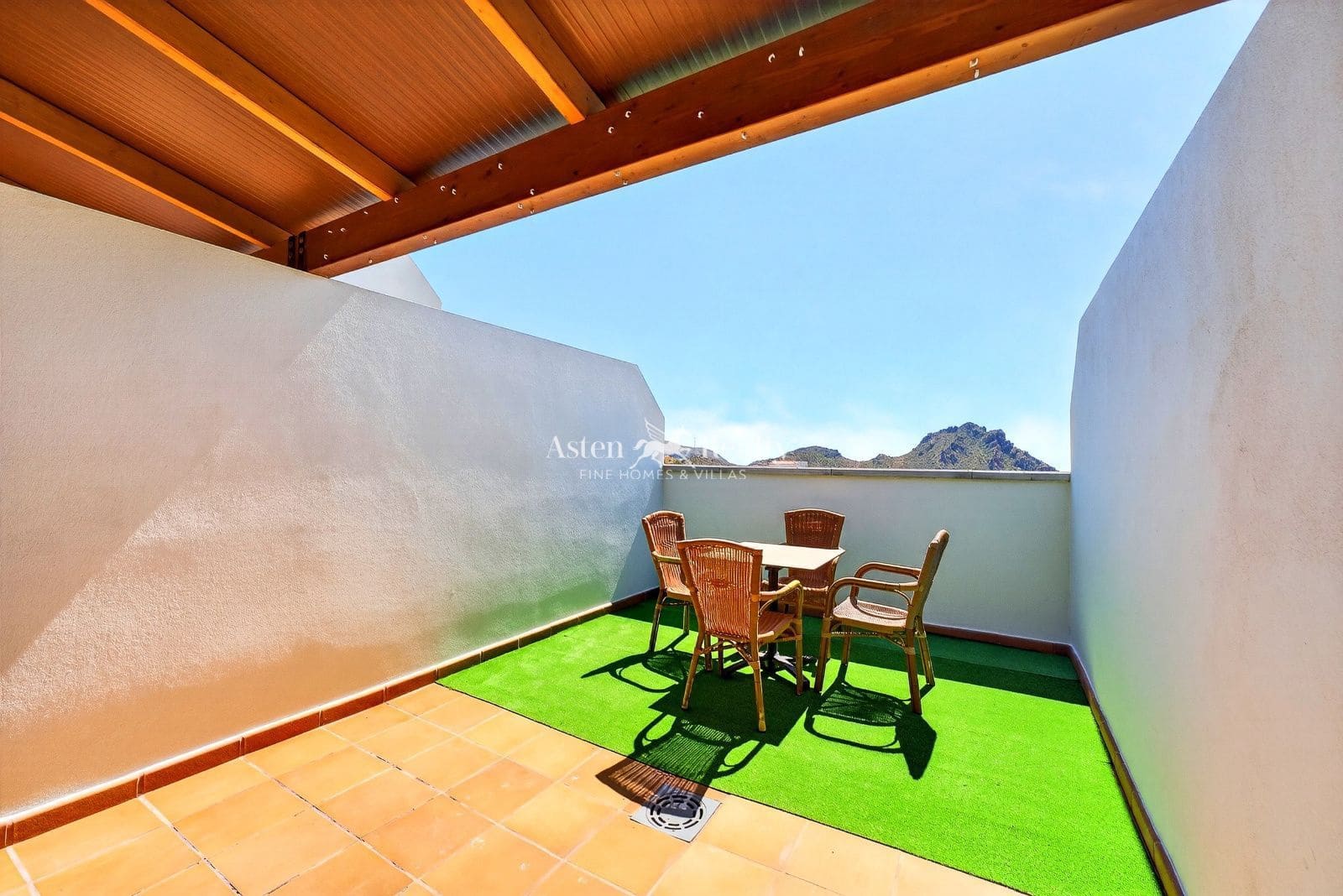 2 bedroom Flat for sale in Cabo Blanco with garage - € 289,000 (Ref: 10045490)