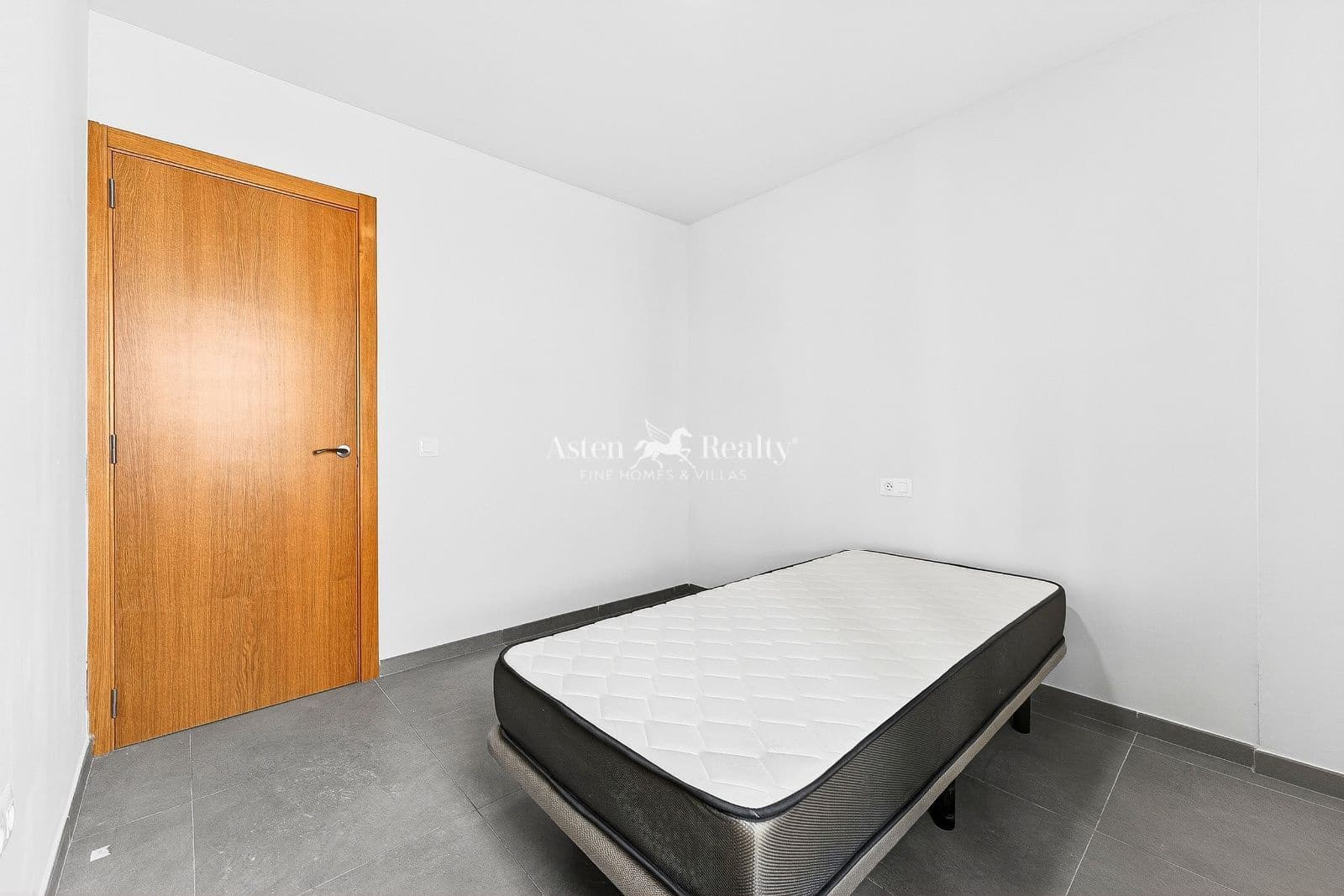 2 bedroom Flat for sale in Cabo Blanco with garage - € 289,000 (Ref: 10045490)