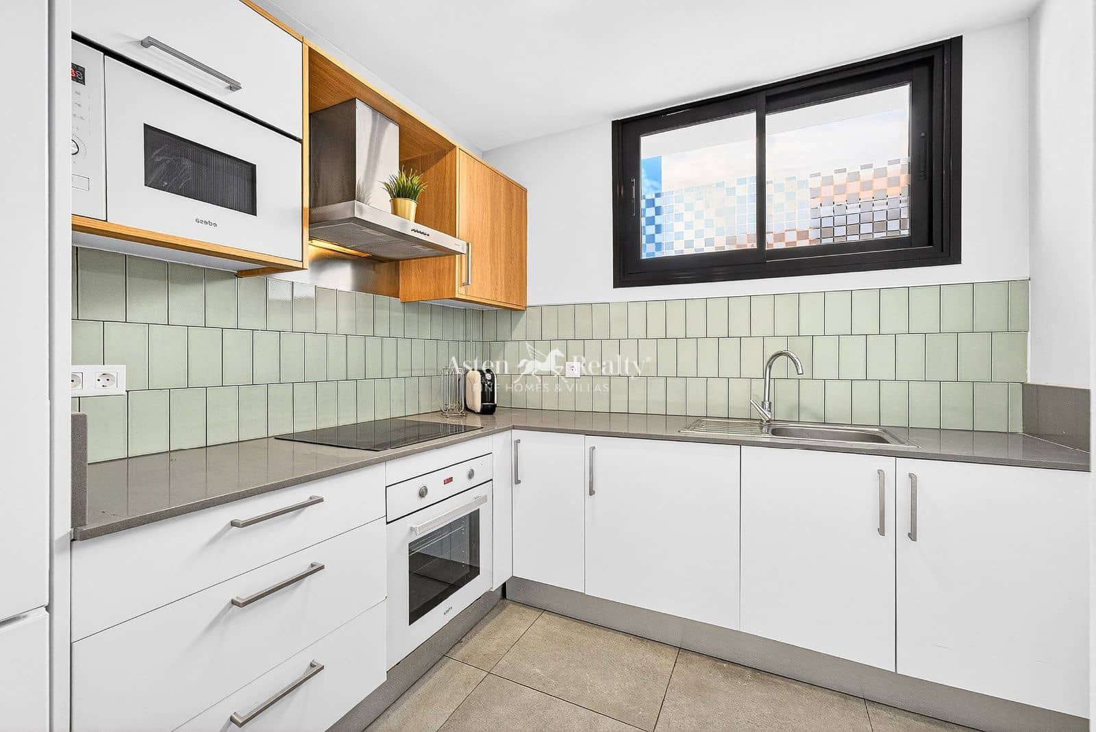 2 bedroom Flat for sale in Cabo Blanco with garage - € 289,000 (Ref: 10045490)
