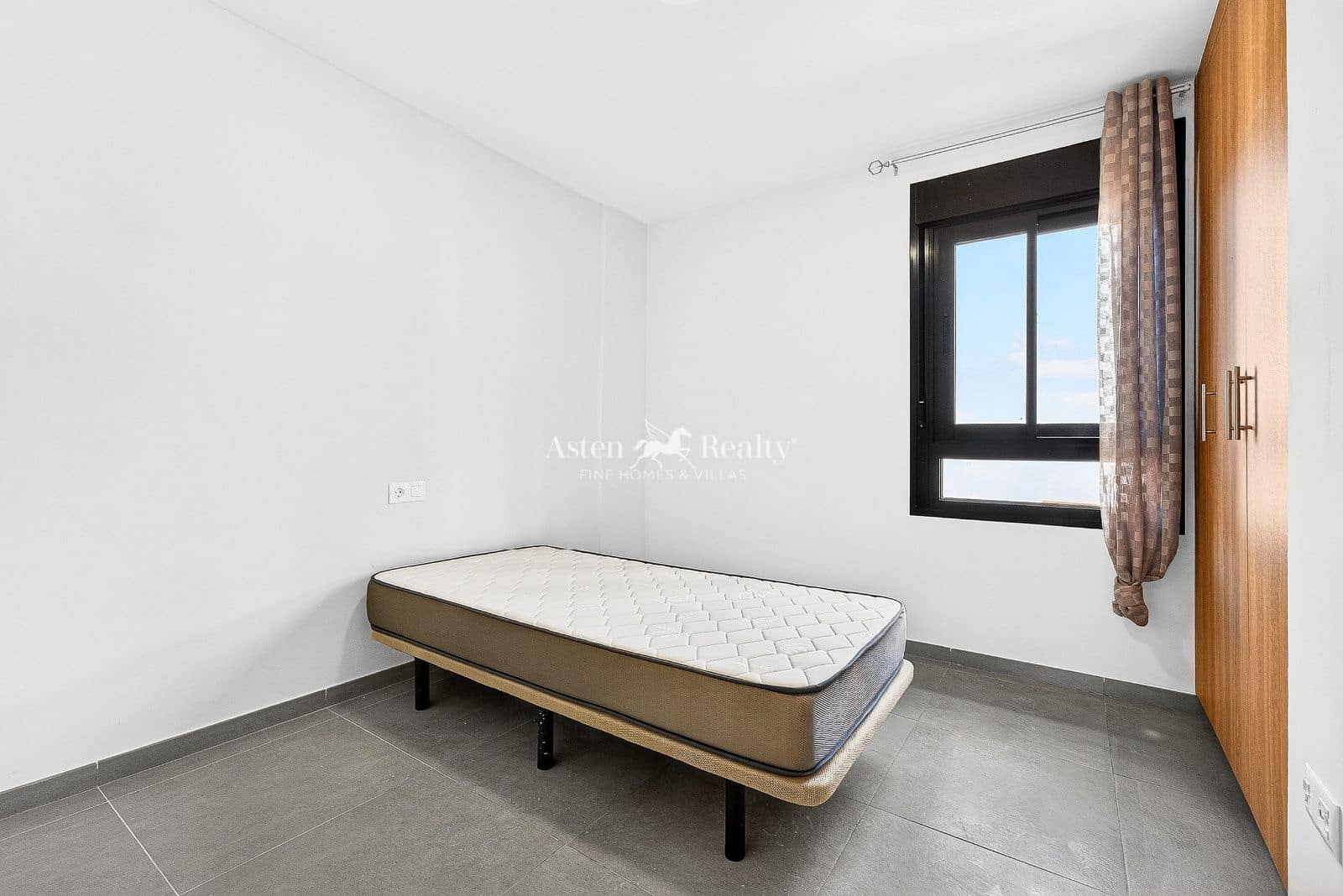 2 bedroom Flat for sale in Cabo Blanco with garage - € 289,000 (Ref: 10045490)