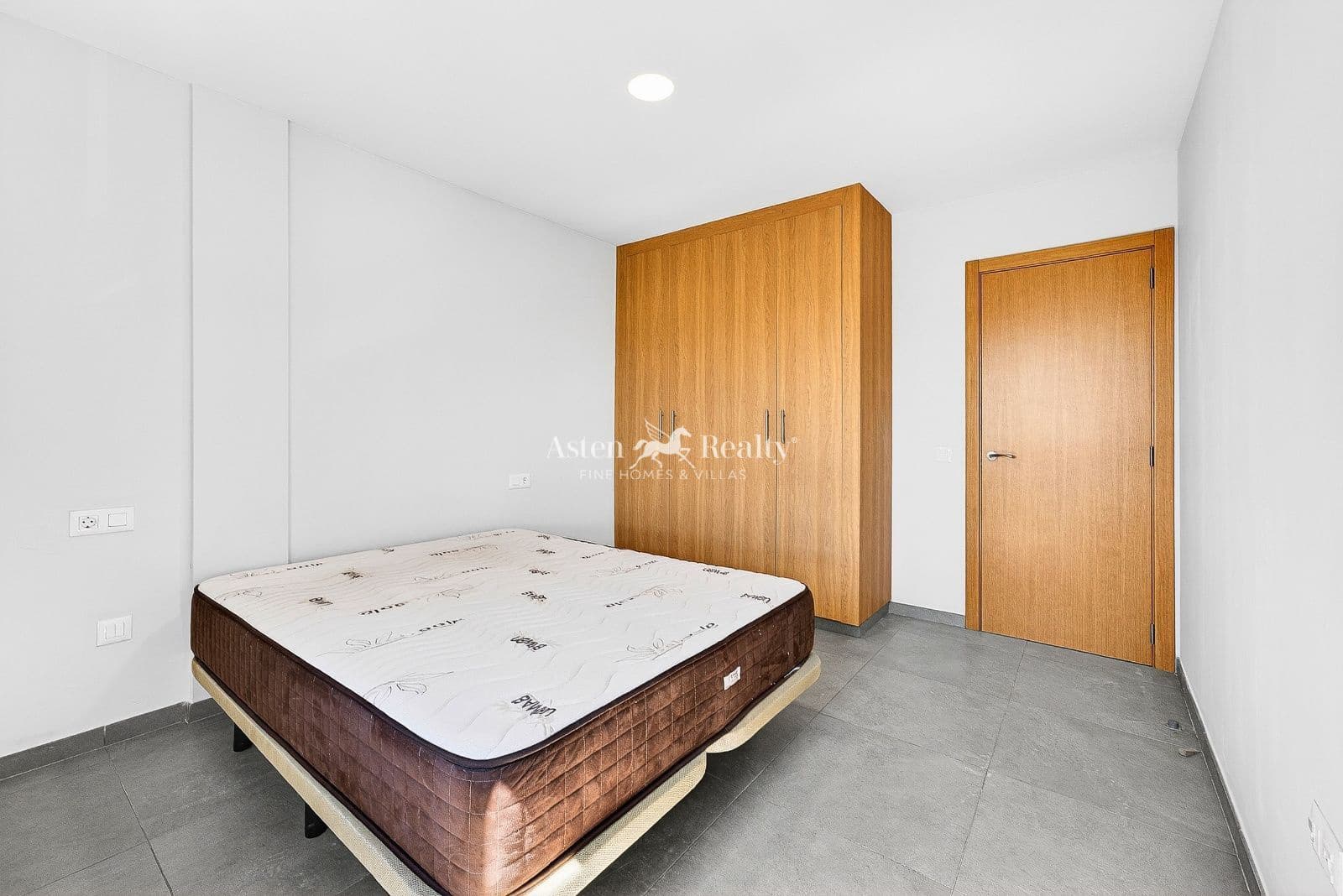 2 bedroom Flat for sale in Cabo Blanco with garage - € 289,000 (Ref: 10045490)