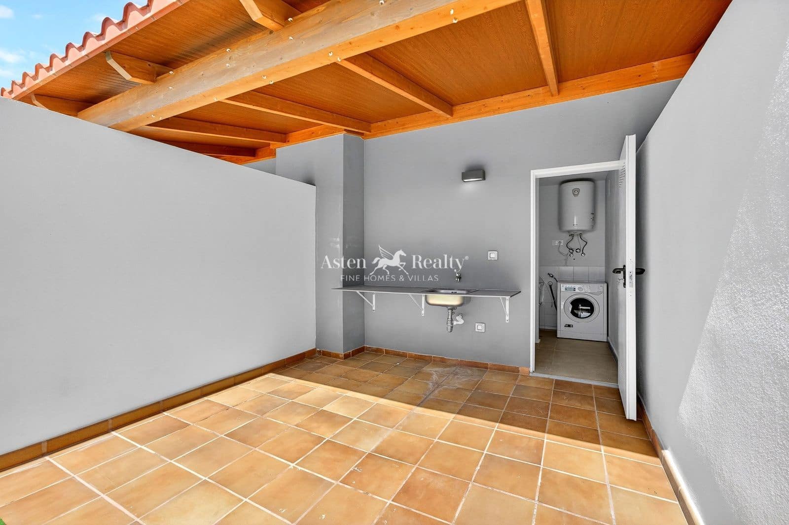2 bedroom Flat for sale in Cabo Blanco with garage - € 289,000 (Ref: 10045490)