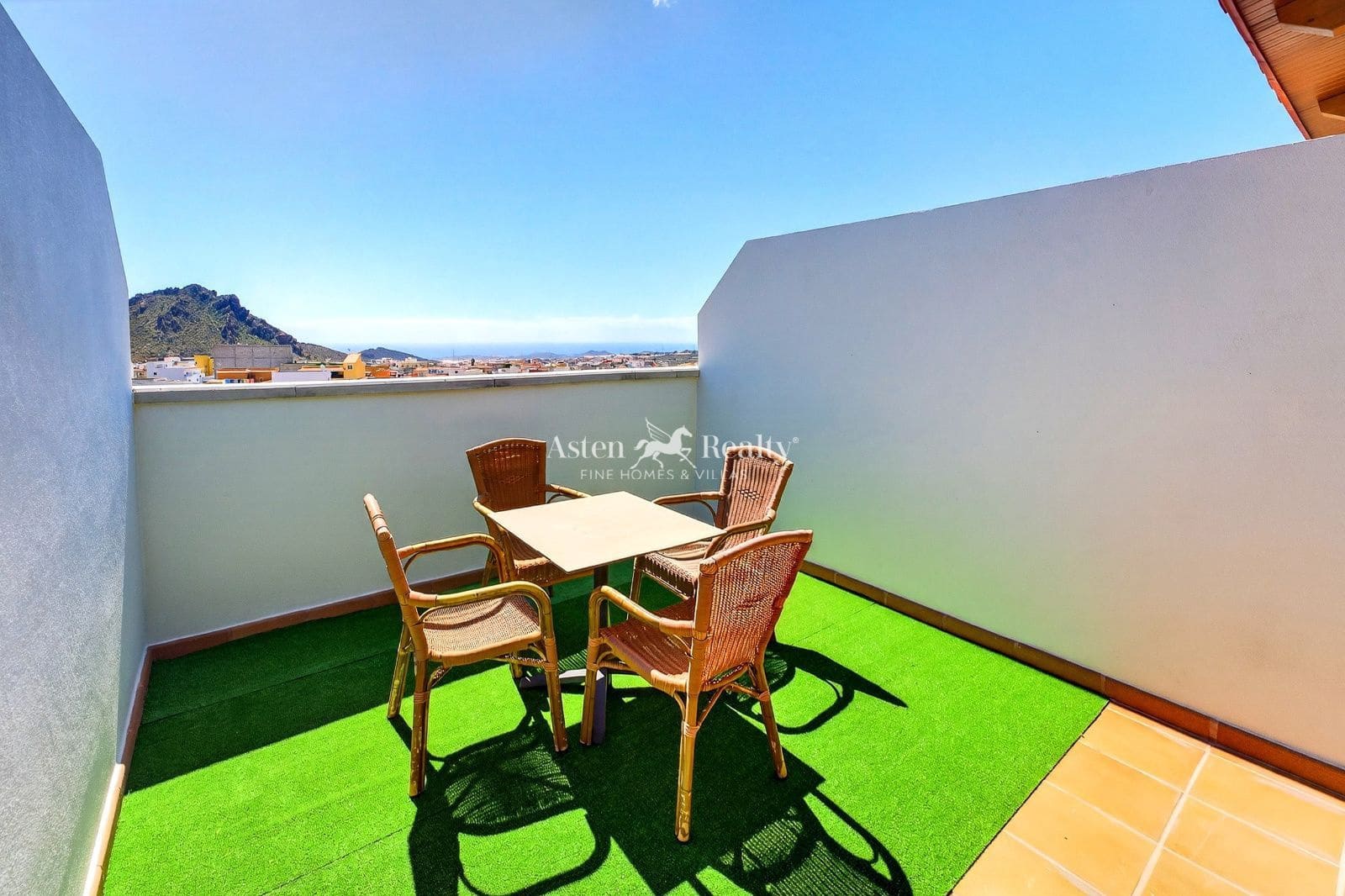 2 bedroom Flat for sale in Cabo Blanco with garage - € 289,000 (Ref: 10045490)
