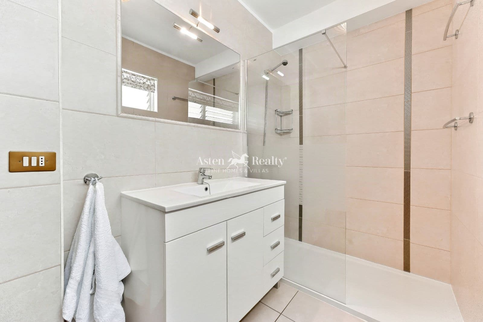 1 sypialnia Penthouse na sprzedaż w Playa de las Americas z basenem - 385 000 € (Ref: 10060654)