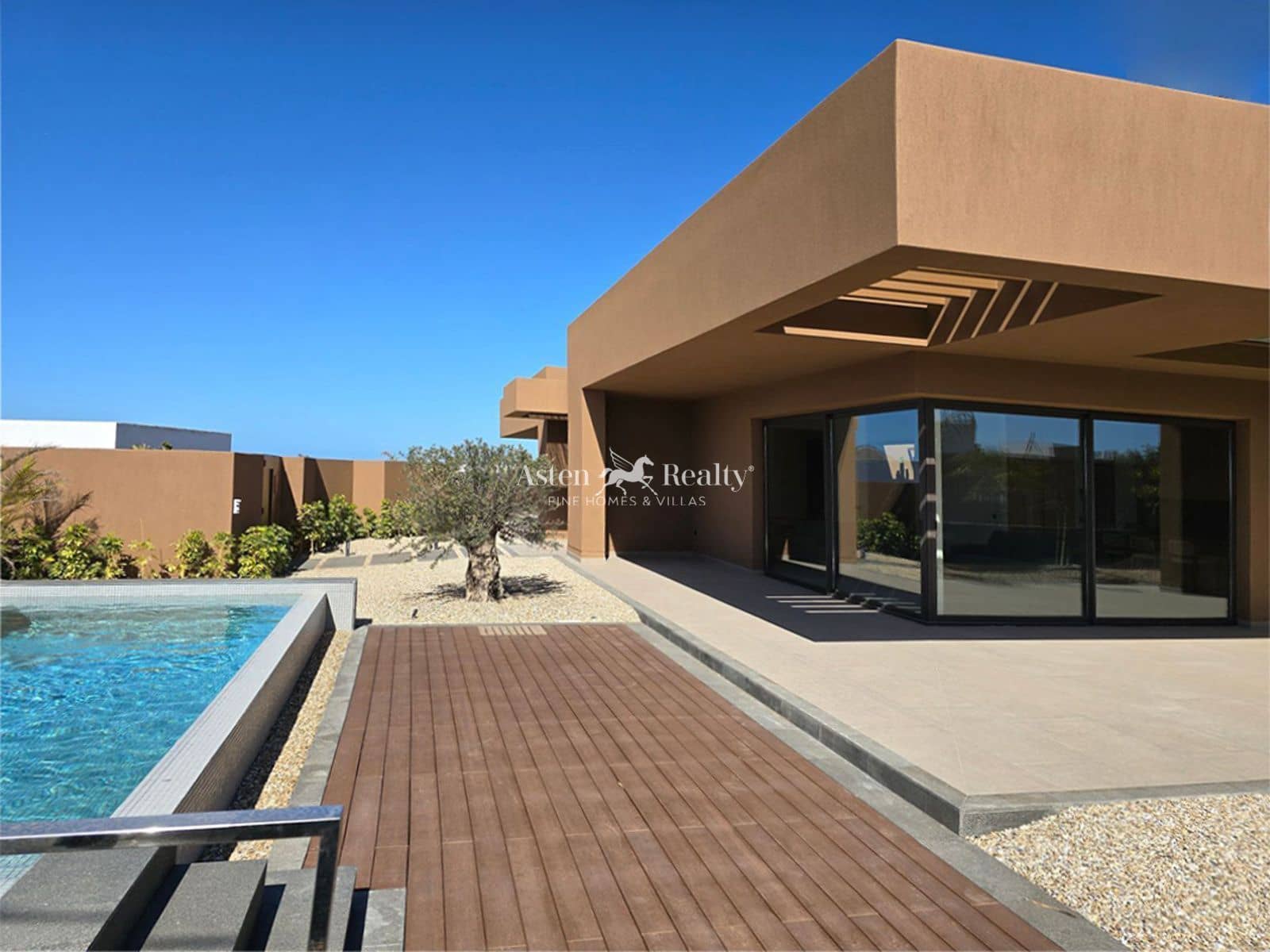 3 sypialnia Willa na sprzedaż w Corralejo z basenem garażem - 1 850 000 € (Ref: 10061008)