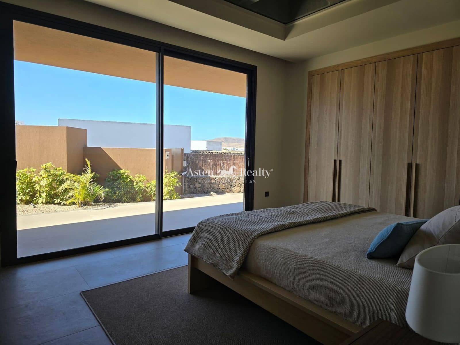 3 sypialnia Willa na sprzedaż w Corralejo z basenem garażem - 1 850 000 € (Ref: 10061008)