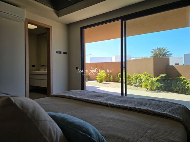 3 sypialnia Willa na sprzedaż w Corralejo, La Oliva z basenem garażem - 1 850 000 € (Ref: 10061008)