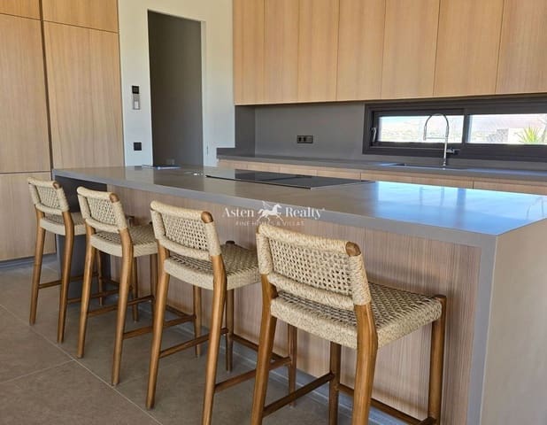 3 sypialnia Willa na sprzedaż w Corralejo, La Oliva z basenem garażem - 1 850 000 € (Ref: 10061008)