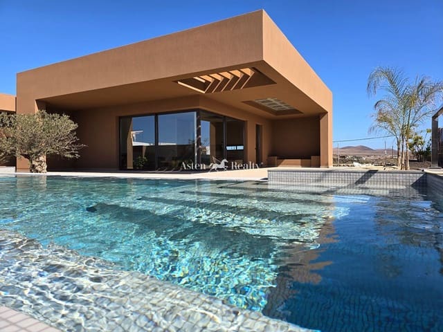 3 sypialnia Willa na sprzedaż w Corralejo, La Oliva z basenem garażem - 1 850 000 € (Ref: 10061008)