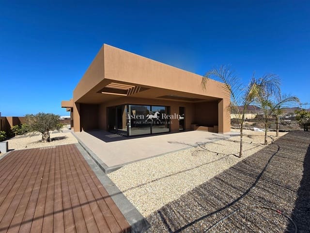 3 sypialnia Willa na sprzedaż w Corralejo, La Oliva z basenem garażem - 1 850 000 € (Ref: 10061008)