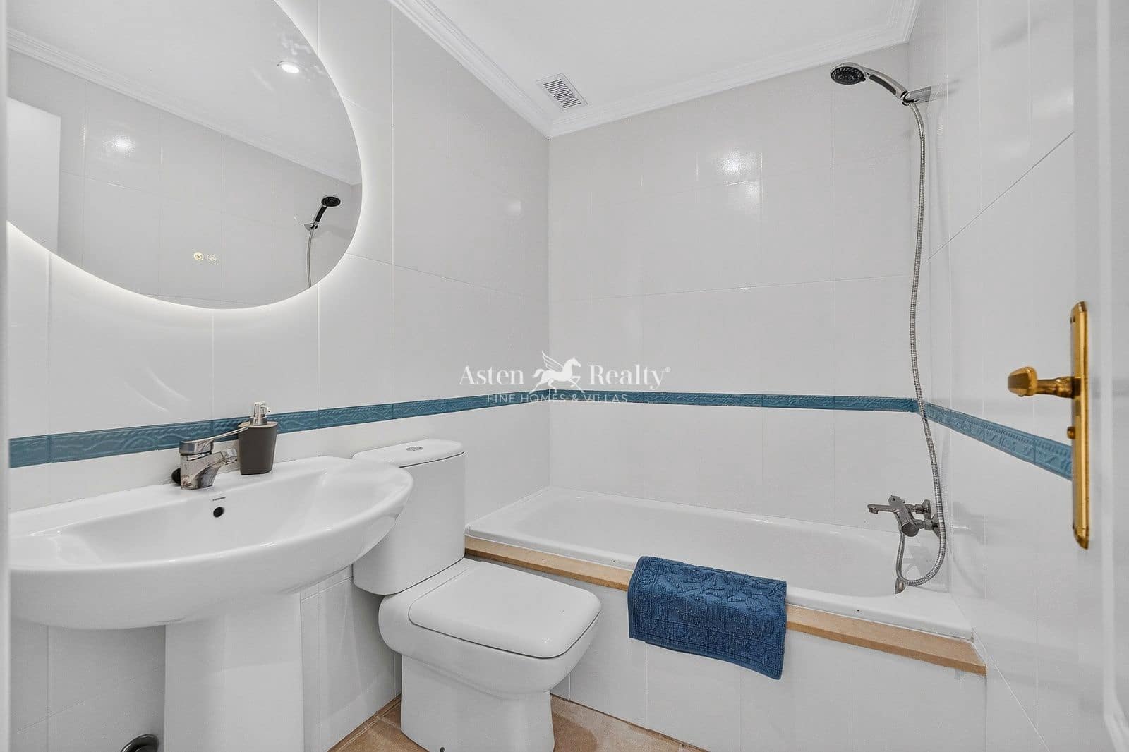 3 sypialnia Willa na sprzedaż w El Medano z basenem garażem - 685 000 € (Ref: 10077055)