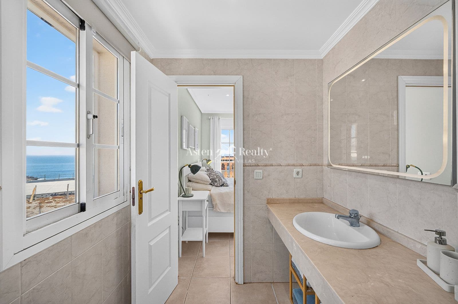 3 sypialnia Willa na sprzedaż w El Medano z basenem garażem - 685 000 € (Ref: 10077055)
