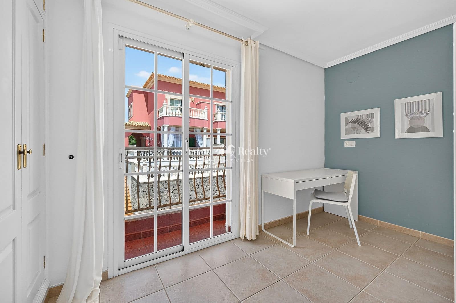 3 sypialnia Willa na sprzedaż w El Medano z basenem garażem - 685 000 € (Ref: 10077055)