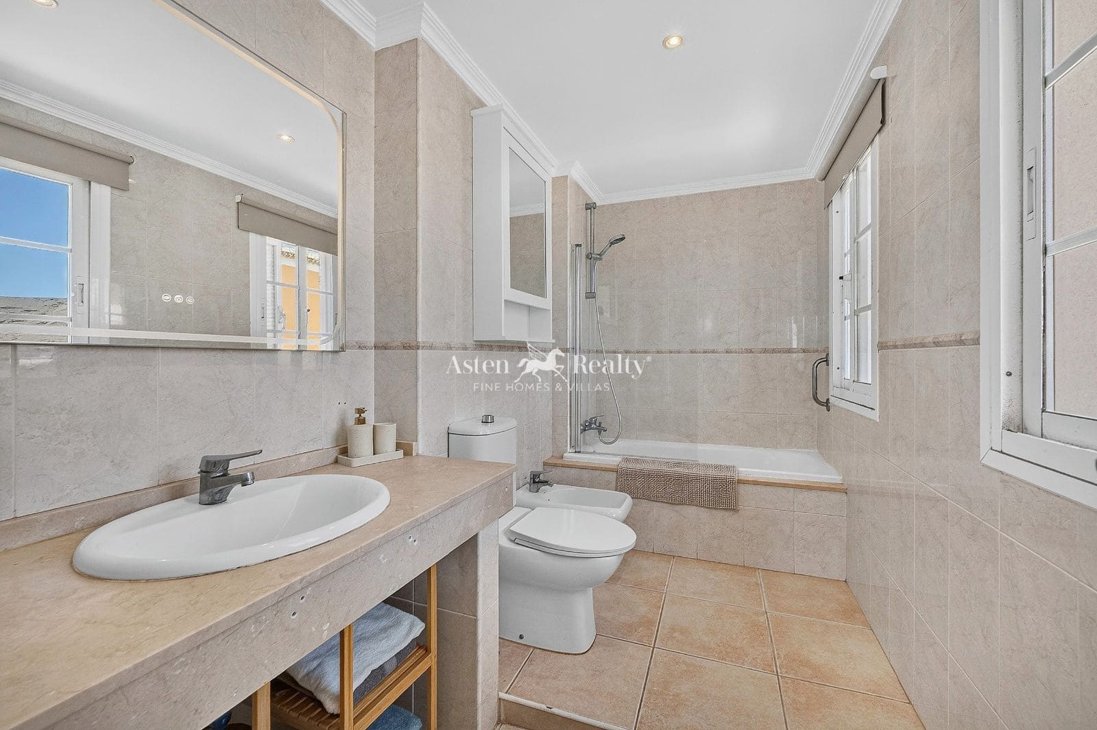 3 sypialnia Willa na sprzedaż w El Medano z basenem garażem - 685 000 € (Ref: 10077055)