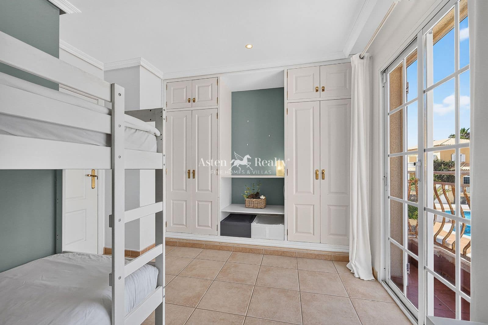 3 sypialnia Willa na sprzedaż w El Medano z basenem garażem - 685 000 € (Ref: 10077055)