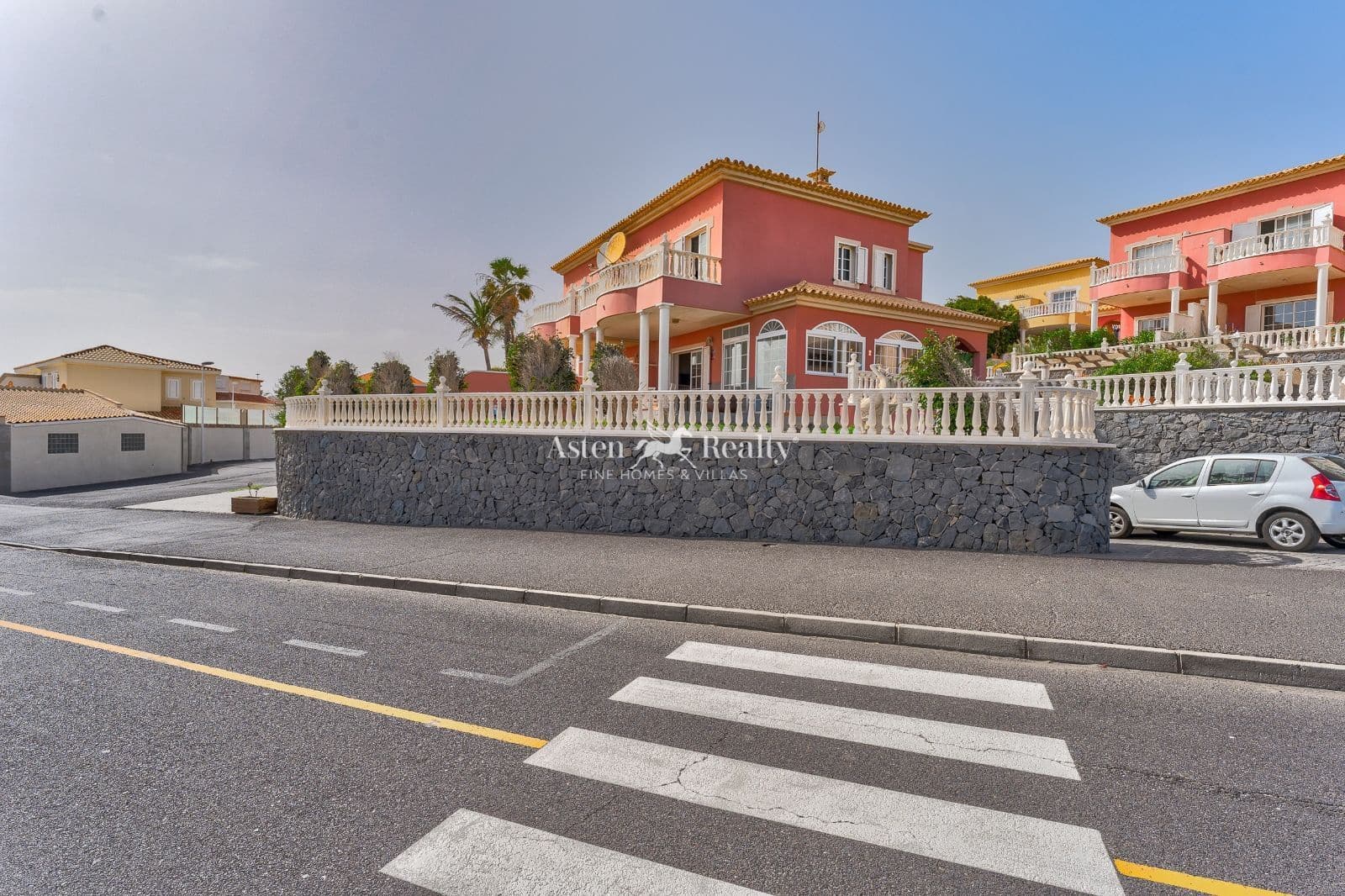 3 sypialnia Willa na sprzedaż w El Medano z basenem garażem - 685 000 € (Ref: 10077055)