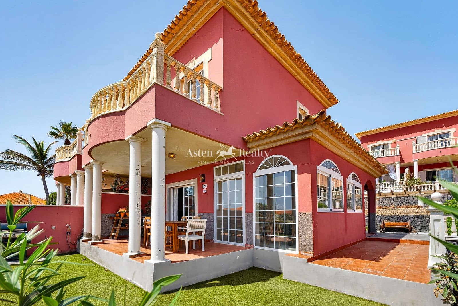 3 sypialnia Willa na sprzedaż w El Medano z basenem garażem - 685 000 € (Ref: 10077055)