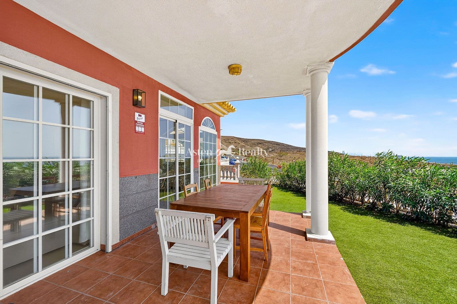 3 sypialnia Willa na sprzedaż w El Medano z basenem garażem - 685 000 € (Ref: 10077055)