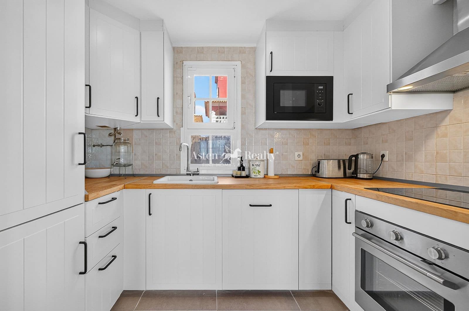 3 sypialnia Willa na sprzedaż w El Medano z basenem garażem - 685 000 € (Ref: 10077055)