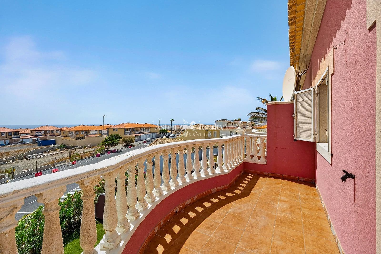 3 sypialnia Willa na sprzedaż w El Medano z basenem garażem - 685 000 € (Ref: 10077055)