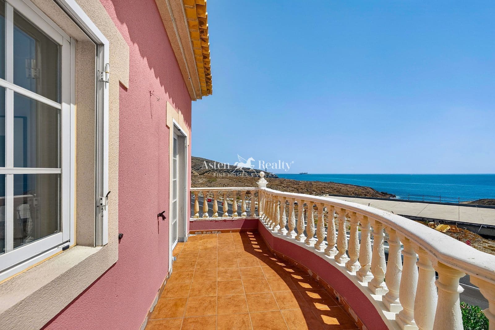 3 sypialnia Willa na sprzedaż w El Medano z basenem garażem - 685 000 € (Ref: 10077055)