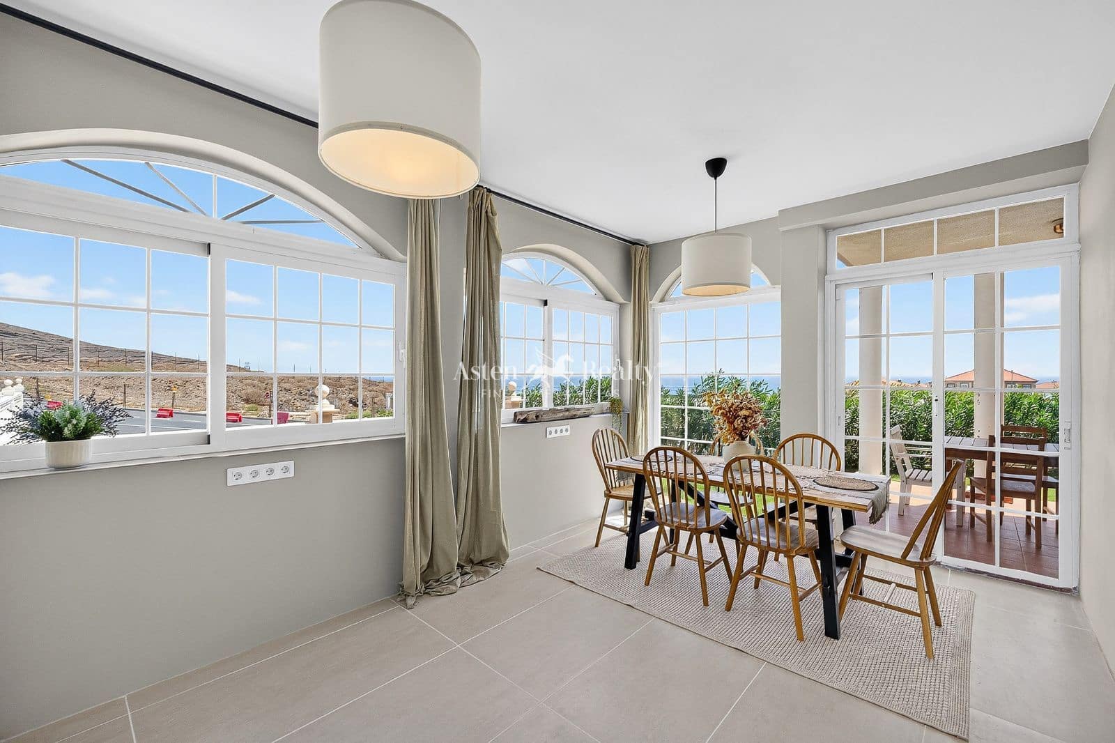 3 sypialnia Willa na sprzedaż w El Medano z basenem garażem - 685 000 € (Ref: 10077055)