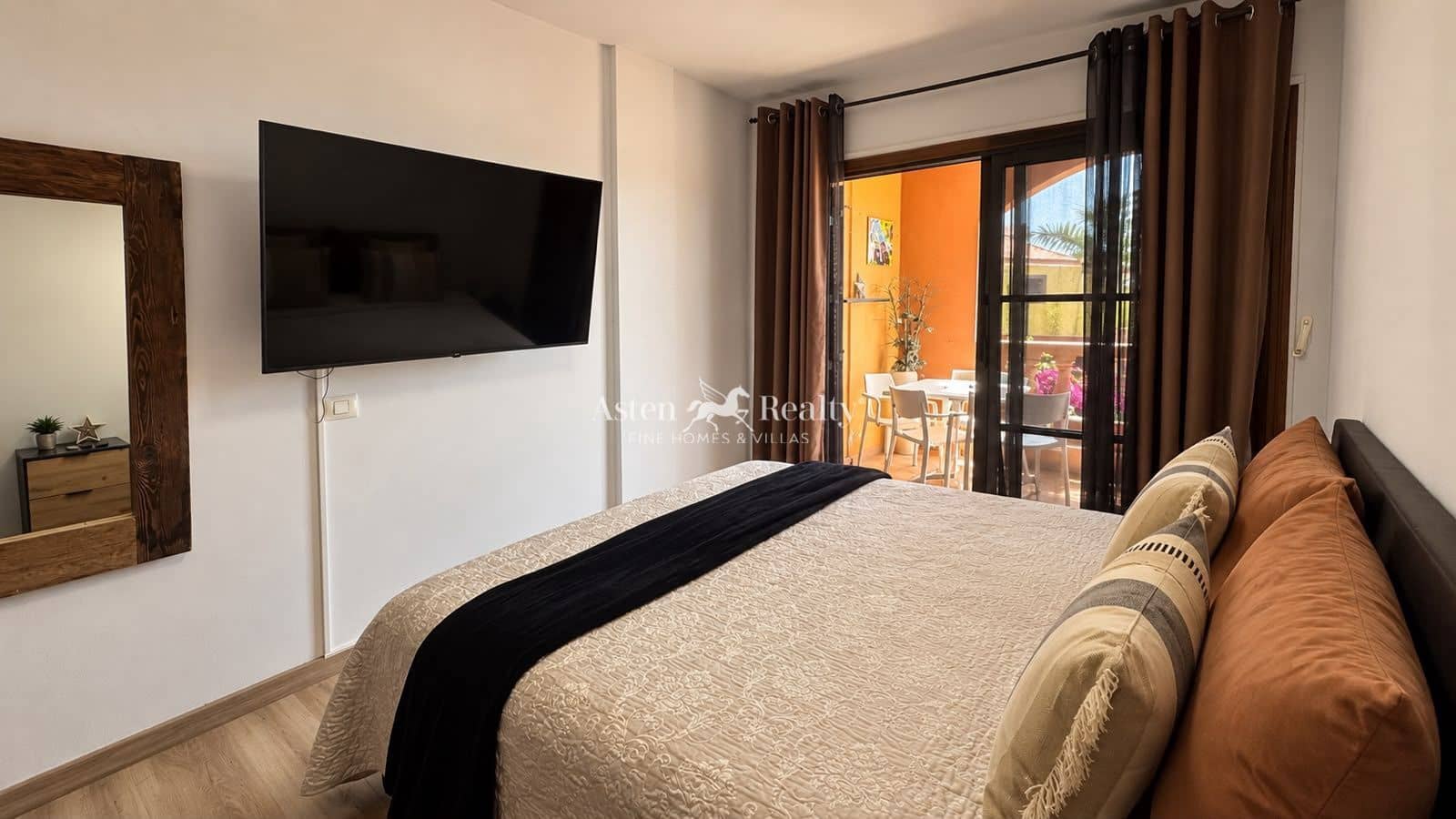 3 bedroom Flat for sale in Playa del Duque with pool - € 529,000 (Ref: 10086757)