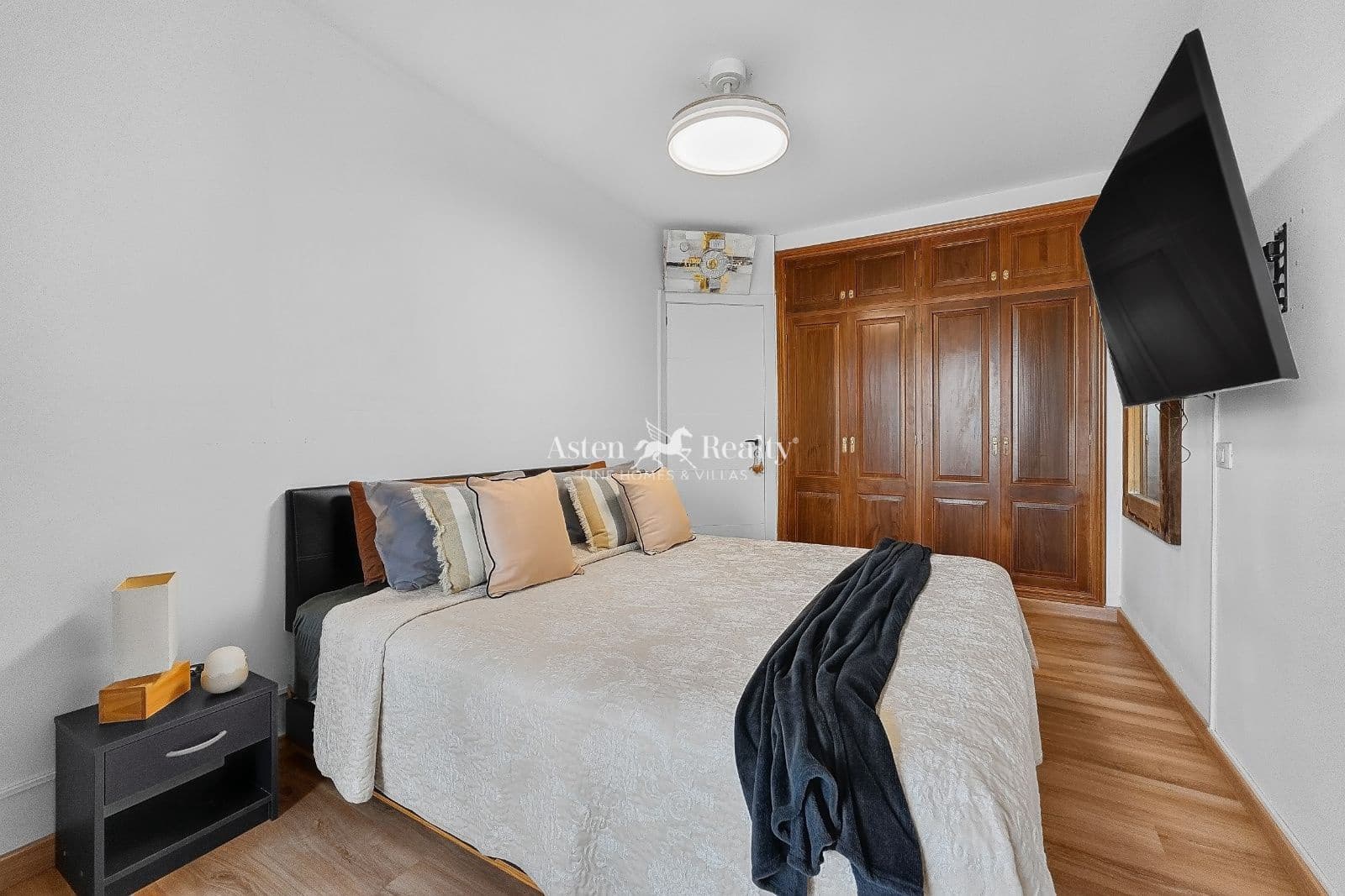 3 bedroom Flat for sale in Playa del Duque with pool - € 529,000 (Ref: 10086757)