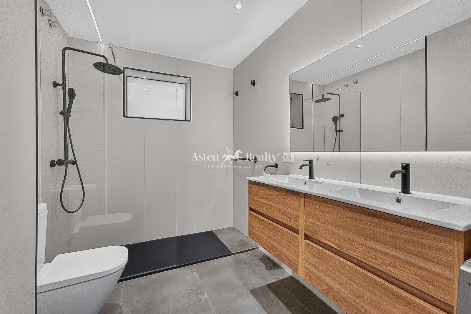 3 bedroom Flat for sale in Playa del Duque with pool - € 529,000 (Ref: 10086757)